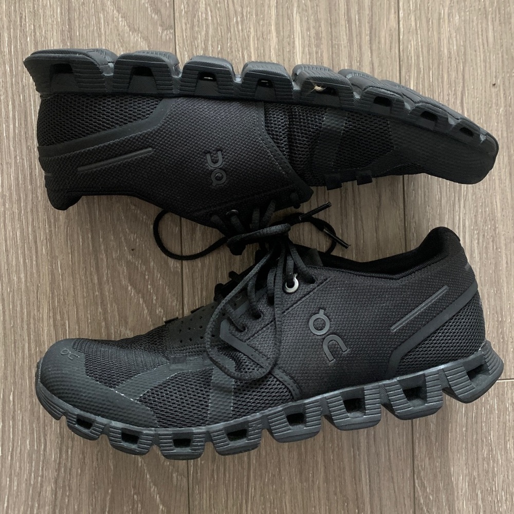 OnCloud Size 8 Sneakers